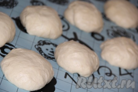  Разделить тесто на 10 равных кусочков.

 