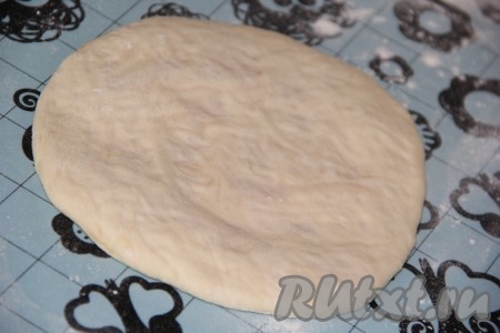 Перевернуть "мешочек" защипом вниз и аккуратно прокатать скалкой.