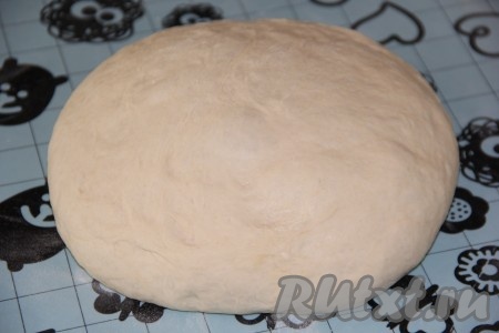 Через час обмять тесто и оставить ещё на 30 минут для подъёма. Готовое тесто переложить на поверхность, припорошенную мукой, и хорошо обмять.
