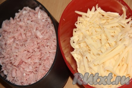 Сыр и ветчину натереть на крупной тёрке.