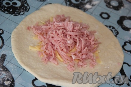 На середину теста выложить начинку.