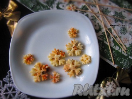 Можно снежинки наколоть на высокие деревянные палочки и подать в бокале. Вот такая сырная закуска получилась.
