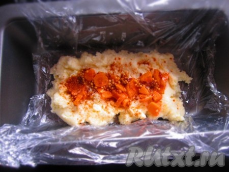 Застелить форму пищевой пленкой и выложить половину получившегося сыра. Сверху выложить начинку и снова накрыть слоем сыра.
