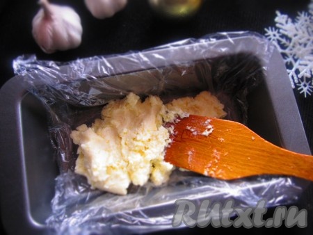 Вот такой по консистенции получился сыр. Ему можно придать любую форму, на ваш выбор.
