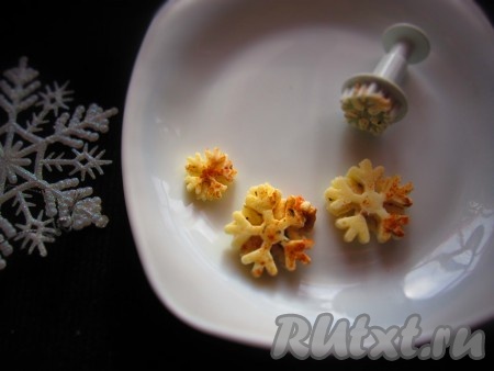 С помощью плунжера для мастики я вырезала снежинки. А вы можете нарезать сыр квадратиком или слепить шарики или просто намазать сыр на хлеб.