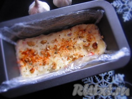 Поставить в холодильник на 2 часа. Сверху присыплем специями и орехами.
