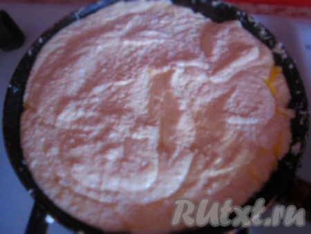 Творожную смесь выложите на сковороду с антипригарным покрытием и жарьте на среднем огне десять минут, постоянно помешивая деревянной лопаткой. Смесь будет сначала жидкой, потом влага начнет уходить и творог будет густеть. Потом добавьте соду, хорошо перемешайте, творожная масса снова станет жидковатой, но потом загустеет. Вся процедура жарки займет у вас минут 20-30, но это того стоит.
