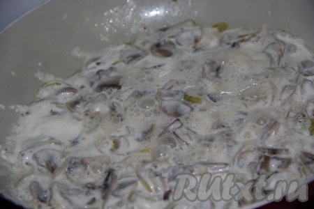 Затем к шампиньонам с луком добавить сметану, посолить, поперчить и тушить на небольшом огне, помешивая, 10 минут, снять с огня и дать немного остыть.