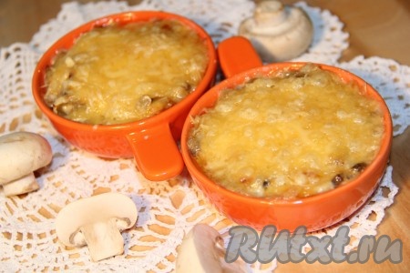 Вкусный, аппетитный, сочный грибной жульен, приготовленный из шампиньонов со сметаной, подать на стол горячим.