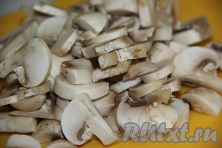 Шампиньоны промыть под проточной водой, затем нарезать на тонкие пластины.