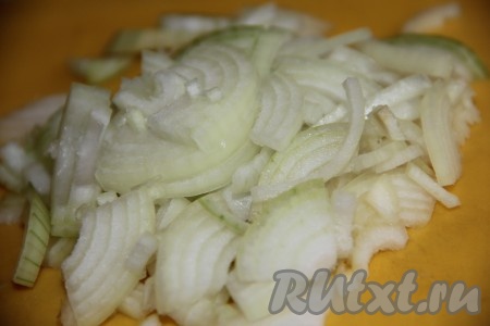 Лук почистить и нарезать на полукольца (или четверть кольца).
