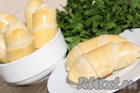 Аппетитные пирожки с творогом и сыром очень вкусно кушать и горячими, и холодными.
