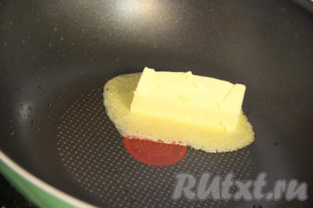 В глубокой сковороде растопить сливочное масло. Лук почистить и нарезать мелкими кубиками.&nbsp;
