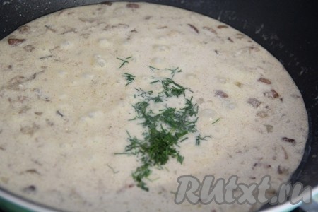 В конце приготовления добавить мелко нарезанный укроп, перемешать и снять с огня. Дать настояться в течение 15 минут.
