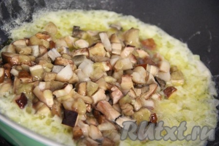 Добавить грибы в сковороду, перемешать и жарить, помешивая, минут 10.
