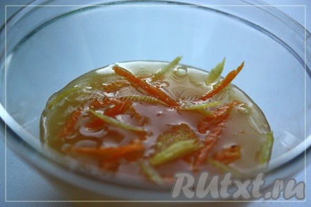 Мед смешать с цедрой.