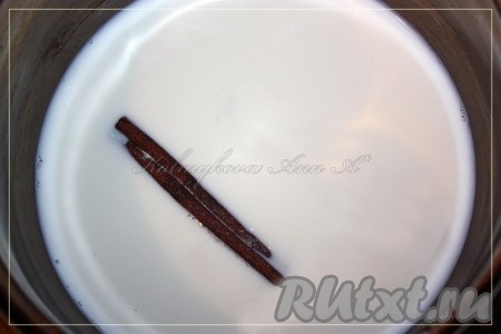 В молоко добавить сахар, ванилин и палочку корицы. Поставить нагревать практически до кипения.