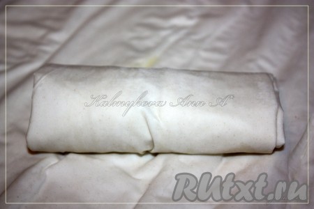 Скрутить рулетиком.