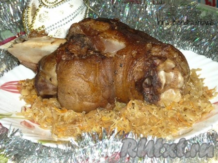 Свиная рулька с квашеной капустой