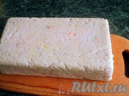 Перед подачей перевернуть террин на блюдо, порезать на кусочки. К рыбному террину можно подать соус тартар или лимонный майонез.
