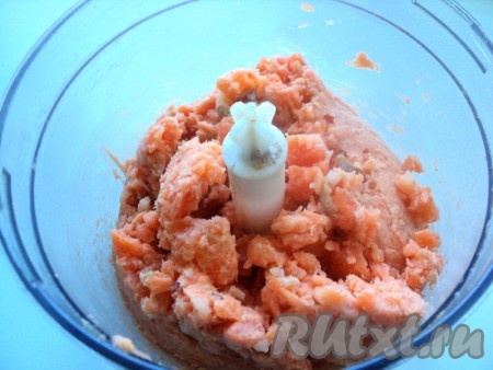 Затем измельчить филе в блендере.
