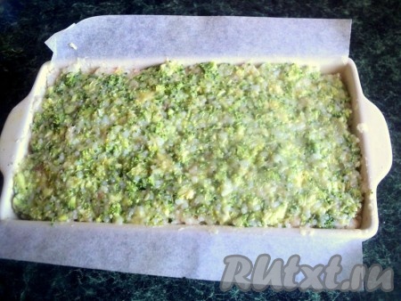 Выложить эту массу верхним слоем. Несколько раз постучать формой об стол, чтобы масса уплотнилась.