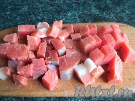 Филе семги порезать на небольшие кусочки и подморозить в морозилке в течение 15 минут.
