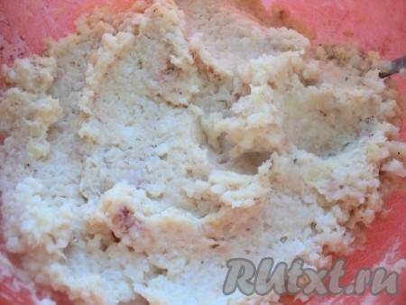 Отварить до готовности рис, воду слить, но не промывать. Еще теплым рис пюрировать в блендере. Охладить. Лук мелко порезать и пассировать на растительном масле до мягкости, охладить. К измельченному филе белой рыбы добавить рис, пассированный лук, 70 мл сливок, кориандр, соль, перец по вкусу, хорошо перемешать.
