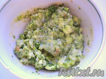 К 1/3 рыбно-рисовой массы добавить измельченную брокколи и желтки, хорошо перемешать.
