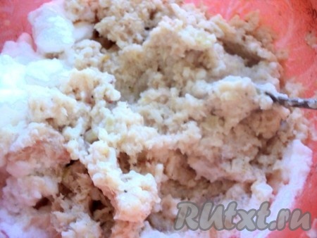 Белки взбить со щепоткой соли до устойчивых пиков. Добавить 1/3 белков к&nbsp; рыбно-рисовой массе. Осторожно перемешать ложкой.