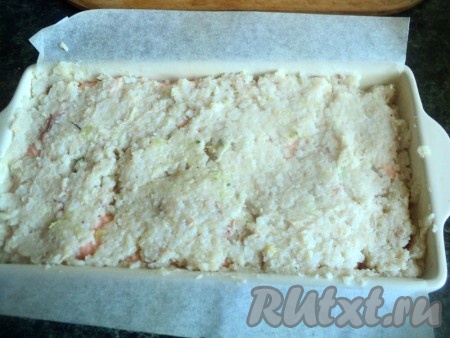 Сверху равномерно выложить 2/3 оставшейся белой рыбной массы, хорошо заполняя промежутки между черешками брюссельской капусты.
