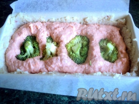 Выложить массу из красной рыбы в форму. Несколько крупных черешков брокколи воткнуть в массу из семги, это будут наши деревья сакуры.
