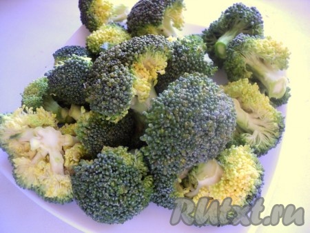Брокколи разобрать на черешки.
