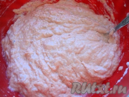 К измельченному филе из семги добавить 150 мл сливок, мускатный орех, соль и перец по вкусу и взбитые белки. Перемешать снизу вверх методом складывания.
