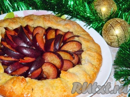 Готовую выпечку достаём из духовки, перекладываем на блюдо для подачи. Можно кушать, но я предпочитаю такую выпечку есть в остывшем виде. Аналогично формируем и готовим вторую галету со сливами на творожном тесте. Выпечка, благодаря сочной начинке и нежному тесту, получается необыкновенно вкусной!