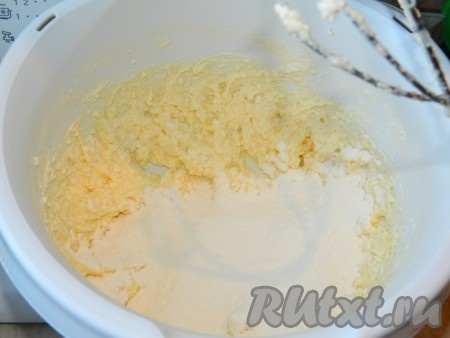 Добавляем яйцо, соду и, постепенно всыпая муку, замешиваем тесто. По консистенции тесто должно быть мягким и практически не липнуть к рукам. Собираем тесто в ком.