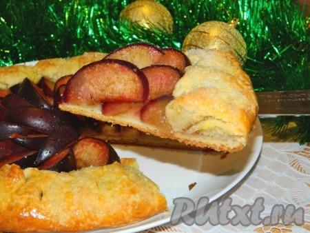 Угощайтесь кусочком творожной галеты с аппетитной сливовой начинкой!