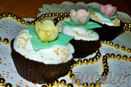 Сливки взбить с сахарной пудрой и выложить поверх ягодно-фруктовой начинки. Сверху десерт украсить на свой вкус.
