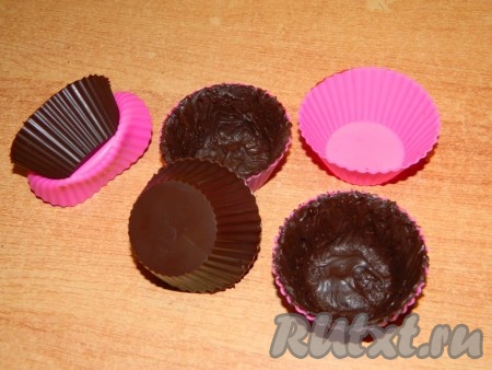 Формочки очень легко снимаются с застывшего шоколада.