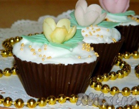 Корзиночки из шоколада со сливками и фруктами