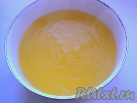 Апельсины хорошо вымыть, обсушить. Натереть цедру для бисквита, отжать сок. Для приготовления апельсинового крема к соку добавить воду. Пудинг развести в 100 мл сока. К смеси сока и воды добавить 2/3 стакана сахара, довести до кипения и влить тонкой струйкой разведенный пудинг. Постоянно помешивая, довести массу до загустения. Затем перелить в другую емкость и охладить.
