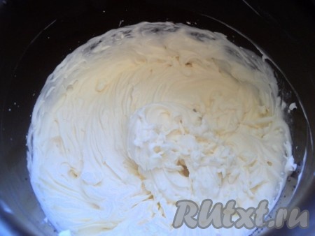 Охлажденные сливки взбить с 1/3 стакана сахара и загустителем до устойчивых пиков.