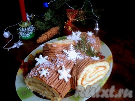 Украшаем Рождественское полено по своему желанию и фантазии. Я украсила снегом из кокосовой стружки, снежинками из мастики, веточками розмарина, ягодами калины и шиповника.
