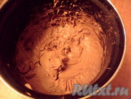 К размягченному сливочному маслу добавить Нутеллу, коньяк&nbsp; и взбить миксером.