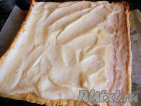 Развернуть охлажденный рулет и смазать апельсиновым кремом. Снова свернуть рулетом и поставить в холодильник на 2 часа.