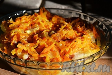 Выложить жареную рыбу, чередую с овощами, в жароупорную форму. Сверху добавить специи, у меня смесь: перец черный молотый, перец красный молотый, перец душистый молотый, кориандр молотый, лавровый лист молотый, фенхель сушеный, семена укропа, горчица белая зерно.
