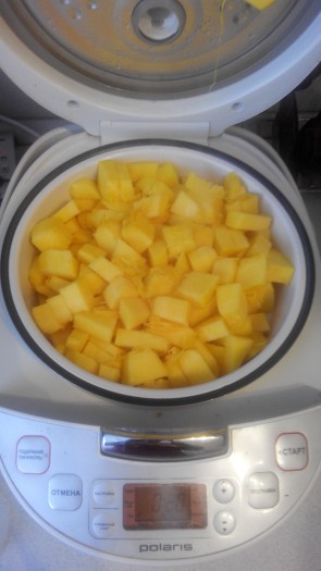 Для приготовления начинки мякоть тыквы нарезать кубиками и варить в пароварке минут 20 до размягчения тыквы. Мякоть протереть в пюре и откинуть на сито, чтобы стекла жидкость.