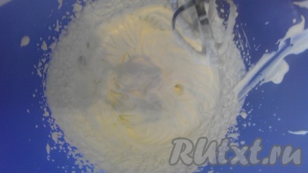 Охлажденные сливки взбить с сахарной пудрой.