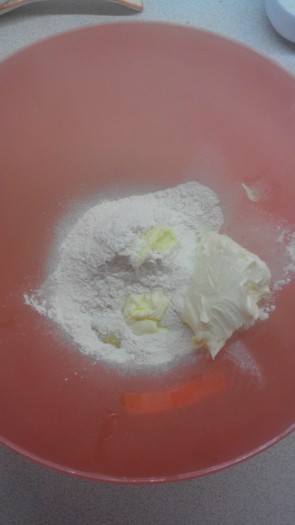 Просеянную муку смешать с солью и сливочным маслом. Растереть смесь в крошку. Добавить яичный желток и 1 столовую ложку ледяной воды.