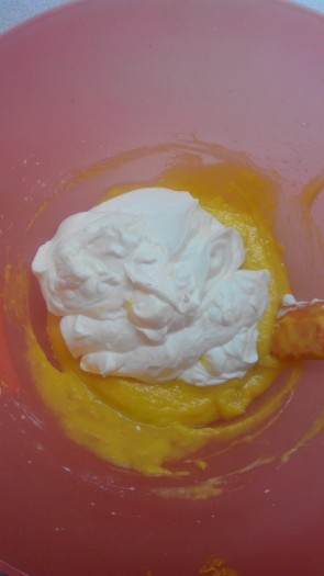 Соединить тыквенное пюре, яичную смесь и сливки. Выложить на основу и выпекать 40 минут.